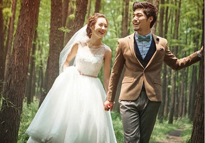 婚纱照男士发型选择指南 展现稳重与个性的完美平衡